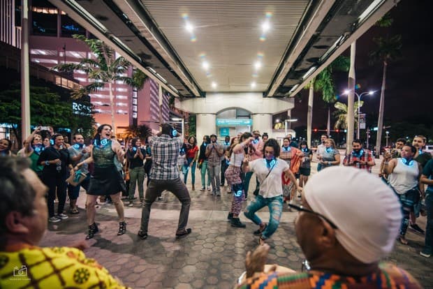 Las fiestas silenciosas en el metro de Miami y lo que dicen de su transporte público