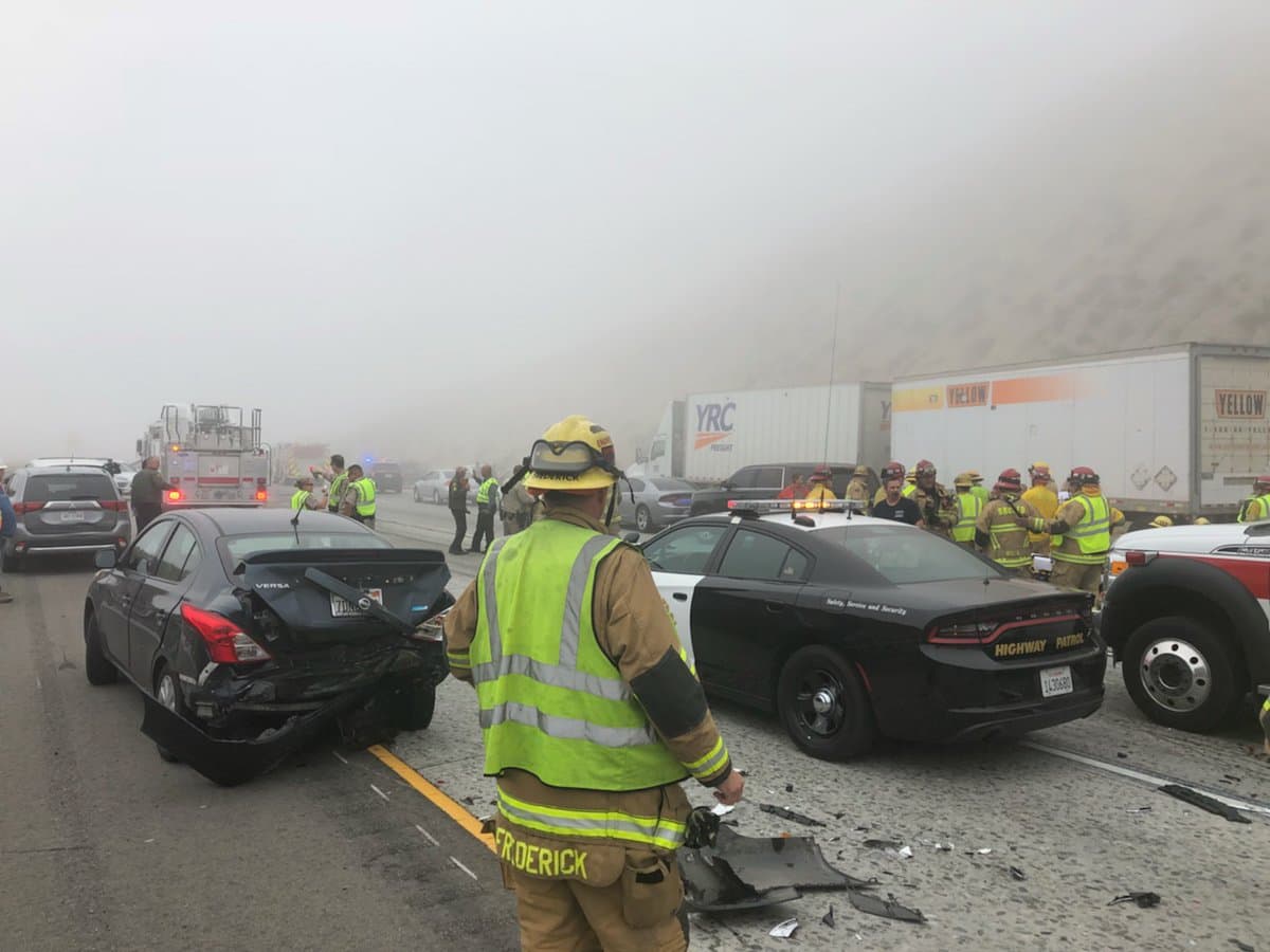 La espesa niebla redujo drásticamente la visibilidad en la autopista 15 a la altura de Cajon Pass, en el condado de San Bernardino, California, provocando una carambola entre al menos 15 automóviles.