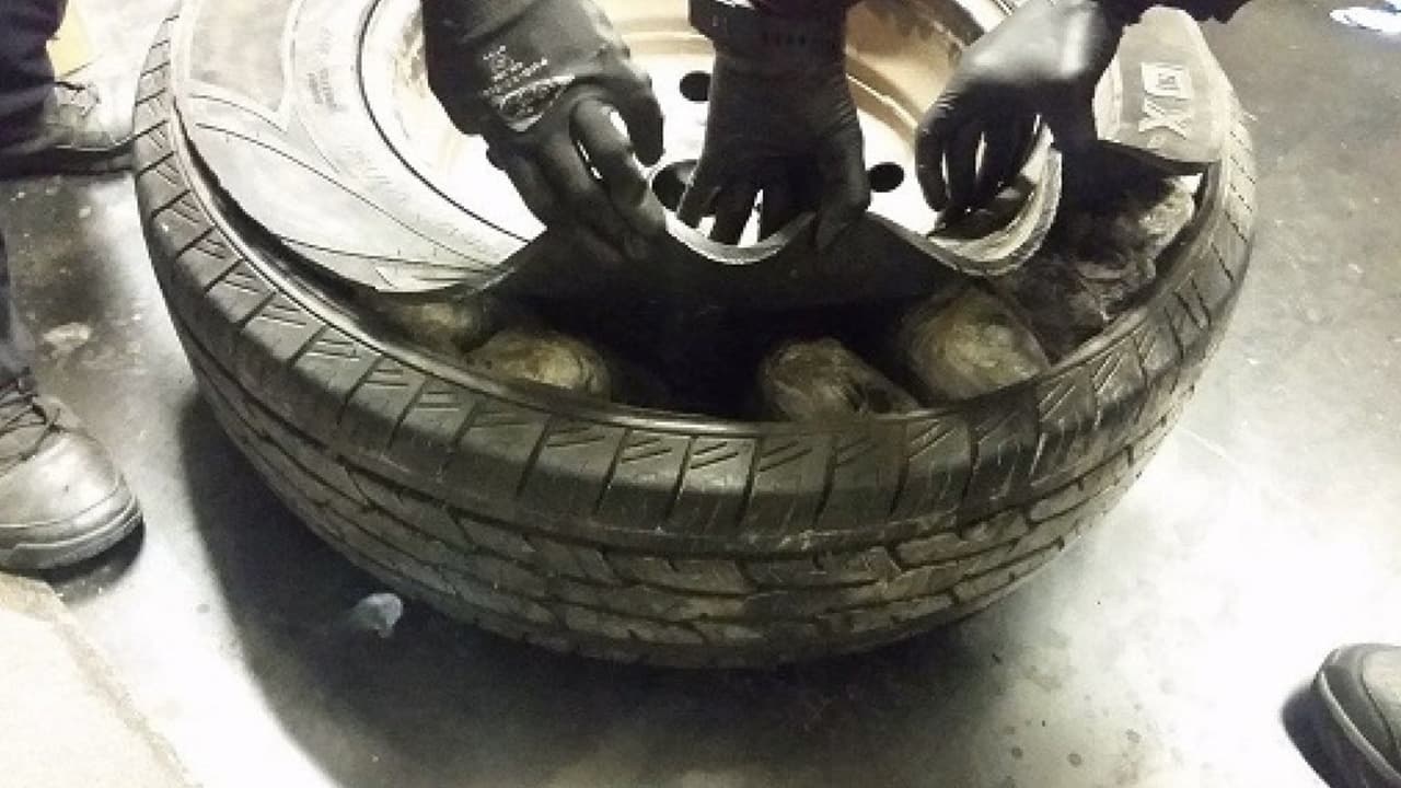 En este decomiso las pastillas venían en paquetes metidas en las llantas de un vehículo.