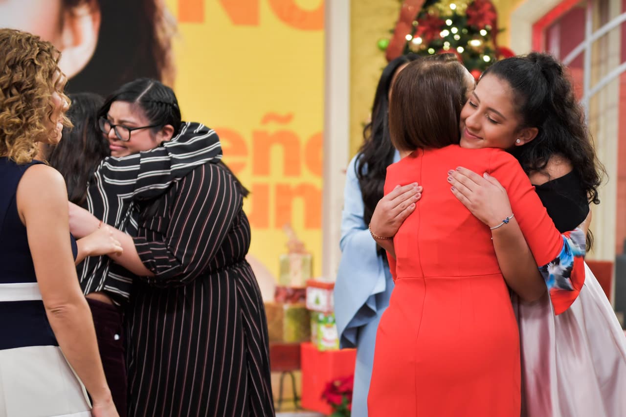 Diana Zamarripa y Gimena Guzmán se despidieron del concurso con un fuerte abrazo y los mejores deseos de las juezas.