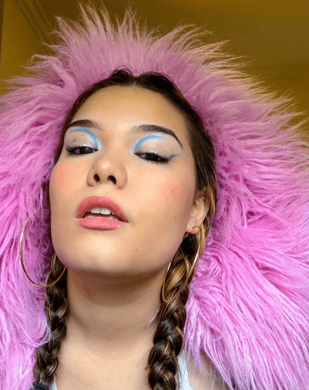 Y no solo eso, también le gusta maquillarse y experimentar con nuevos diseños en sus ojos, como en esta imagen en la que posa de manera muy sensual y con un ‘make up’ moderno.