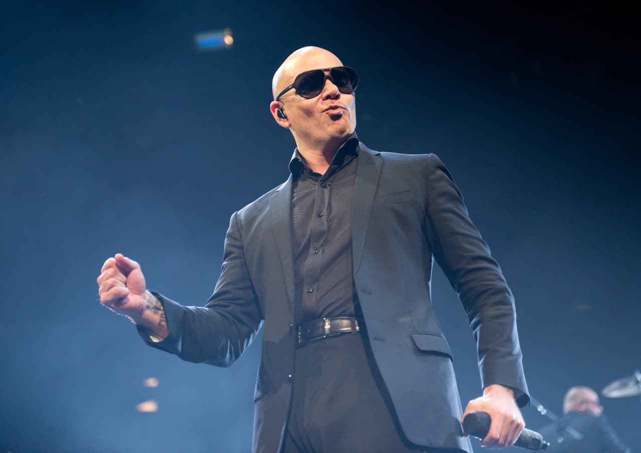 Pitbull tampoco se queda atrás, el ídolo latino tiene muchas sopresas para los asistentes...