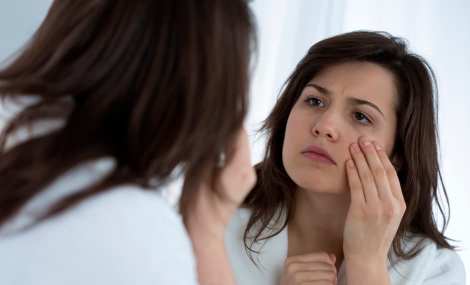 <h3>Años de más </h3>Durante el sueño el cuerpo remueve células y tejidos muertos y activa las sinapsis que permite que estos se sustituyan por otros nuevos . Cuando 
<a href="http://www.cosmopolitan.com/style-beauty/beauty/advice/a42908/ways-sleep-can-mess-with-your-face/">no se duerme</a> profundamente, el proceso de reparación de la piel se retarda privándola de los nutrientes esenciales y acelerando el proceso de envejecimiento. La inadecuada formación de colágeno que ocasiona la falta de sueño también colabora a acelerar dicho proceso. 
<br>