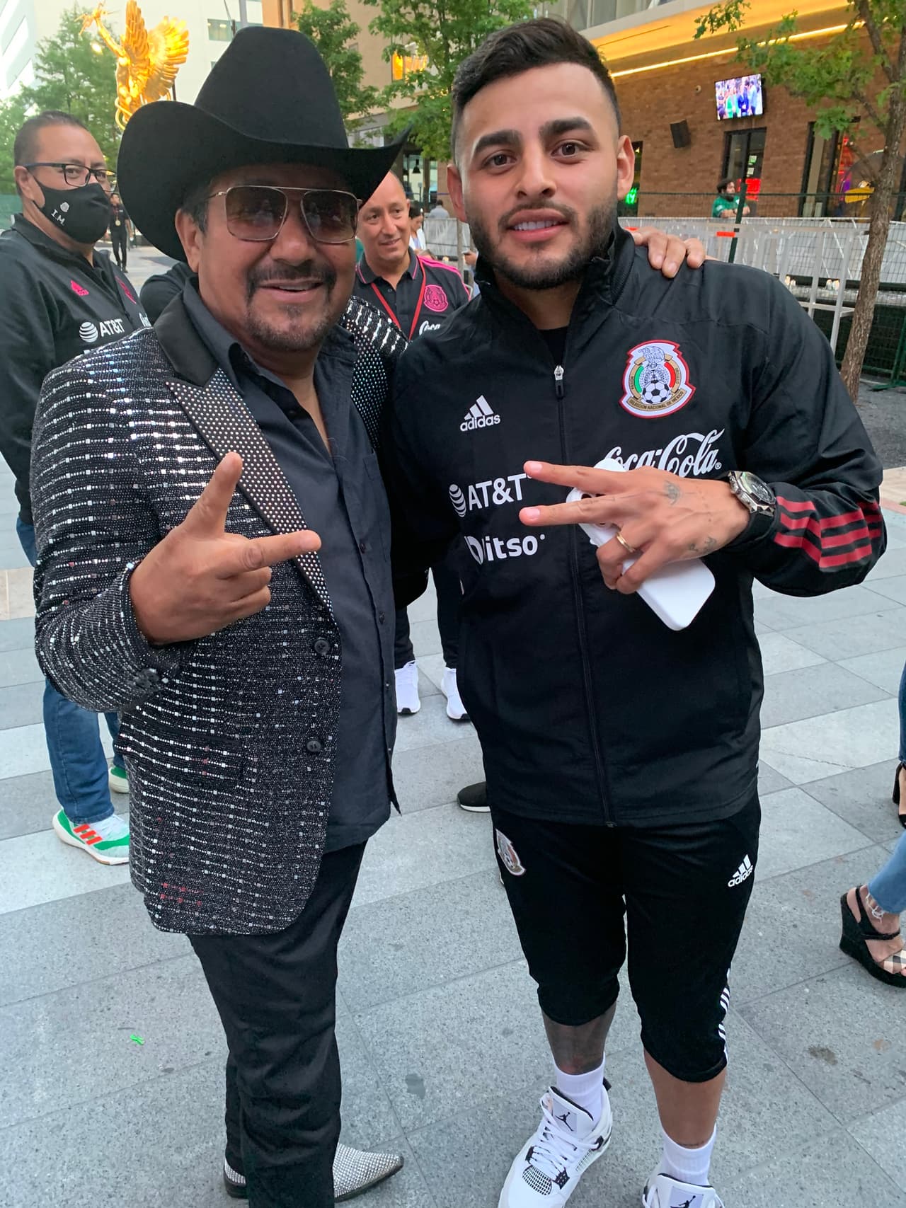 La foto del recuerdo con
<b>Alexis Vega</b> no podía faltar y como todo 'Chivista',
<b>El Fe</b>o se apuntó.