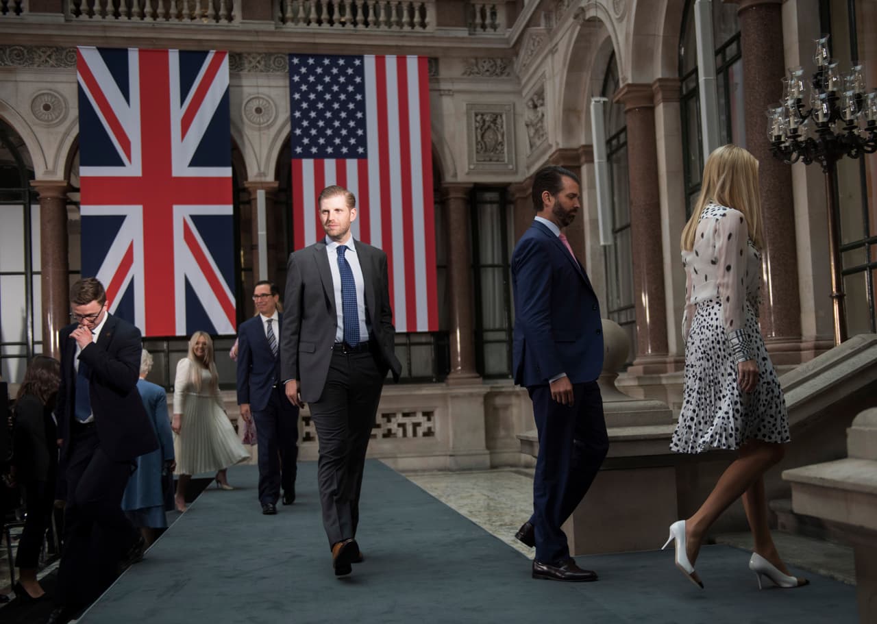 En fila, Ivanka, Donald Jr., Eric, Steven Mnunchin y Tiffany Trump. Todos en la Oficina de Relaciones Exteriores y la Mancomunidad este martes 4 de junio.