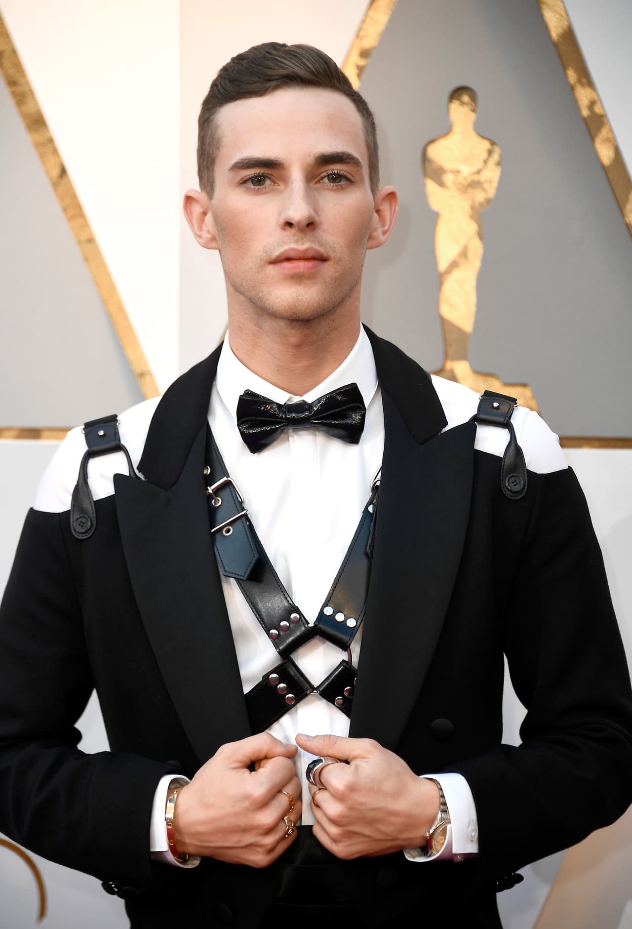 El medallista olímpico Adam Rippon generó comentarios por su 'look', distinto pero refinado.