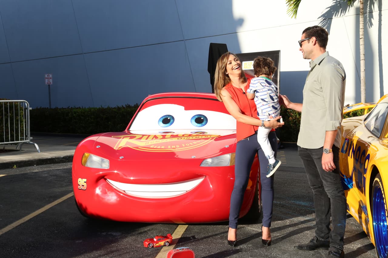 Satcha trataba de convencerlo para que se despidiera de ellos.