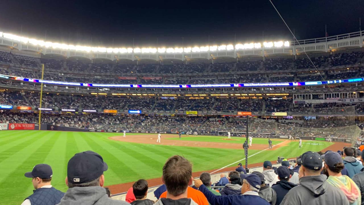 Mientras caminaban rumbo a sus asientos con las camisetas de los Astros, comenzaron a recibir insultos y gritos por parte de aficionados del equipo contrario, indicó Arcía.