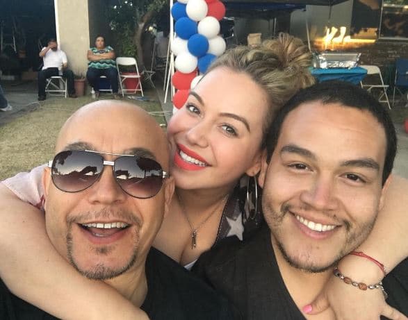 La compañía de sus tios ha sido muy importante. el amor familiar se nota a leguas.