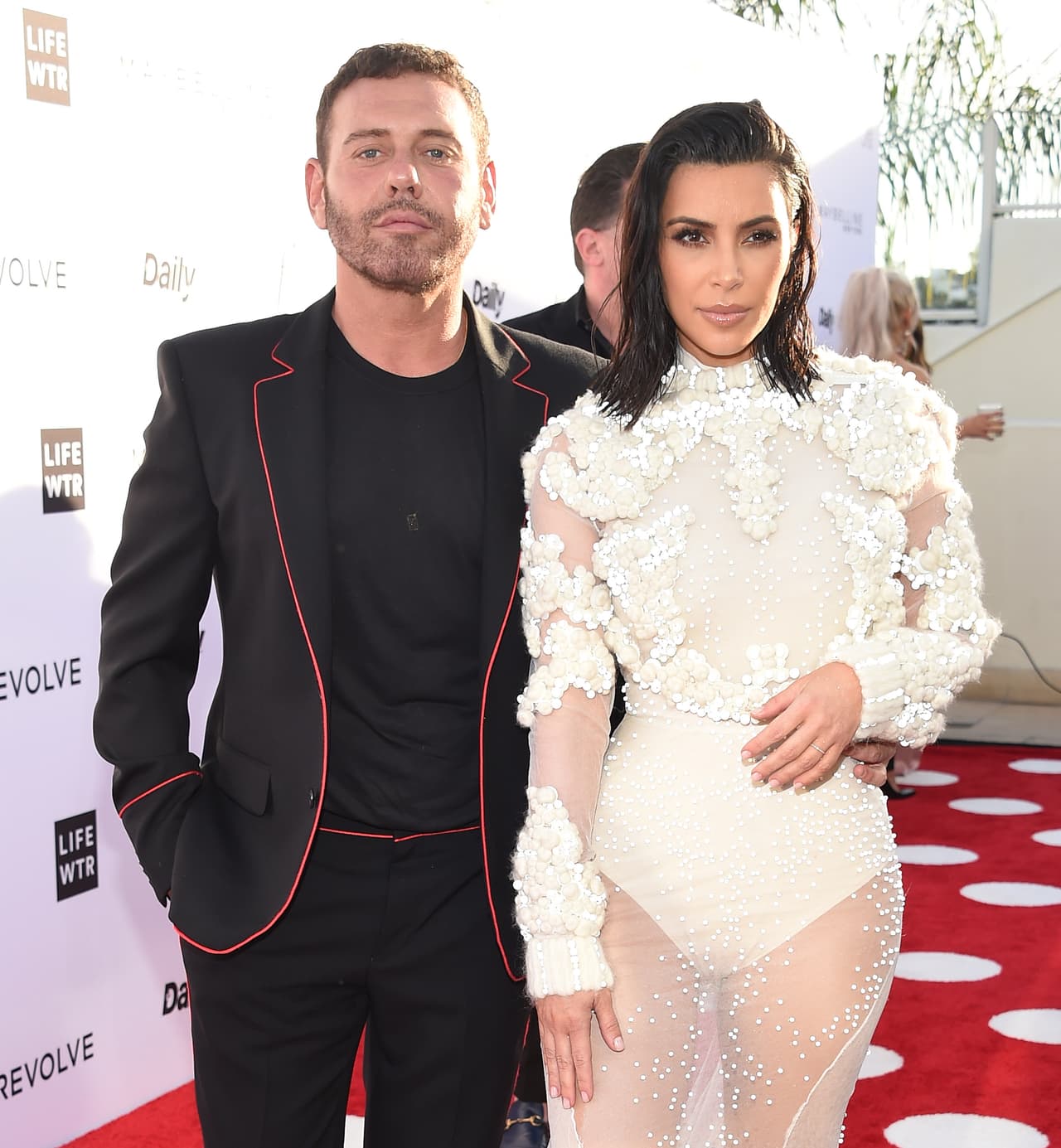 Mert Alas es fotógrafo de moda y amigo de Kim Kardashian. En el marco del evento, le hizo unas fotos desnuda a la celebridad.