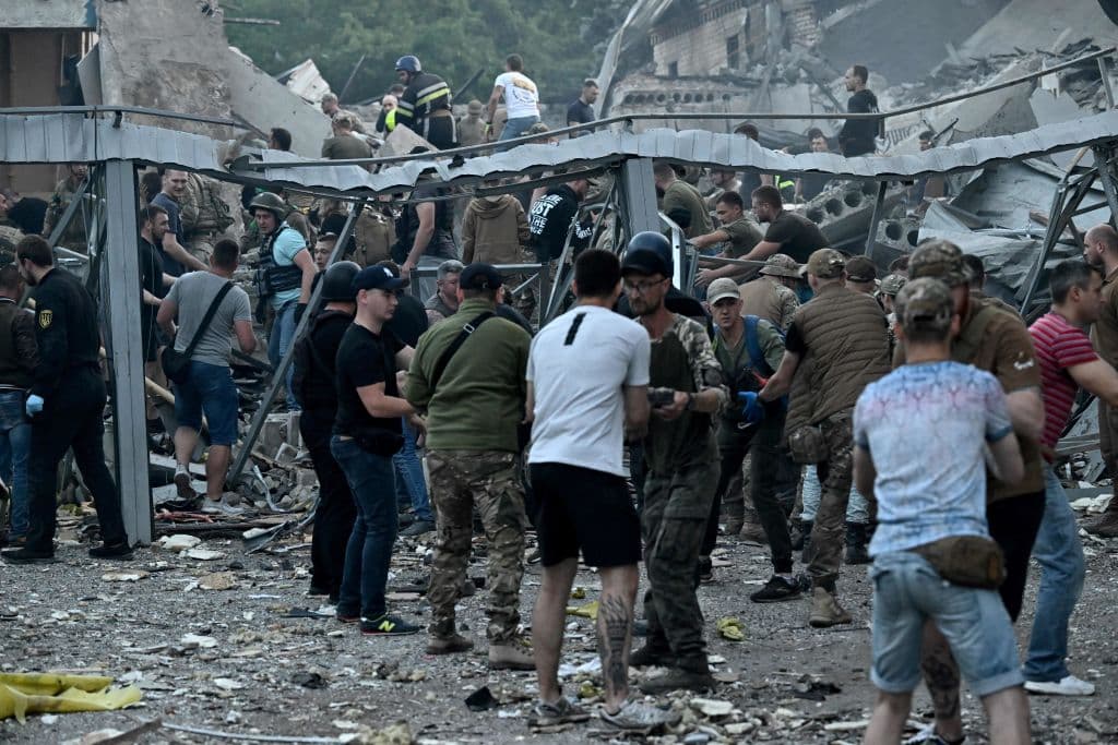 "Caí como fulminado por un rayo": Héctor Abad Faciolince relata el ataque ruso que mató 9 personas en un restaurante de Ucrania
