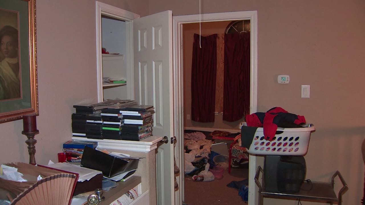 Los siete adolescentes discapacitados, de edades entre los 14 y los 16 años, eran obligados a permanecer en un mismo cuarto y cuando la madre adoptiva tenía que salir a hacer diligencias los encerraba con llave en un clóset.