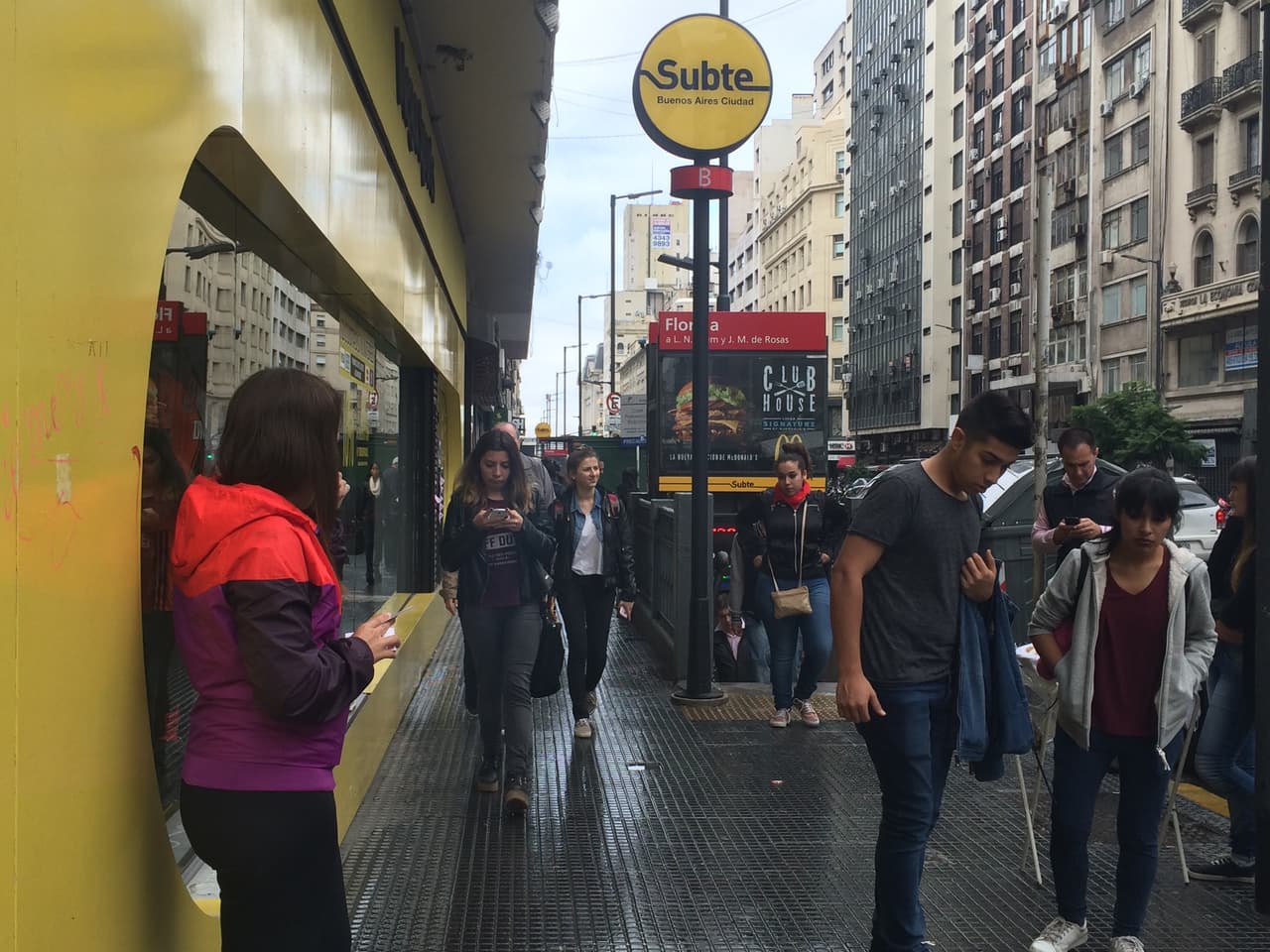 Pero en la capital bonaerense no todos apoyan a Fernández. Muchos están en su contra y otros cuantos están descreídos de la política y la justicia de su país. La declaración de la expresidenta ante un juez se produce sólo una semana después de se le abriera una investigación al presidente, Mauricio Macri, después de que su nombre apareciera en los Papeles de Panamá vinculado a una empresa offshore.