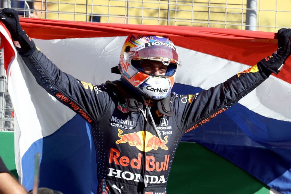 Max Verstappen se lleva el Gran Premio de Holanda y triunfa en su casa ante su público y, además, vuelve a la cima de la Formula 1. El podio fue compartido con Lewis Hamilton y Valtteri Bottas de Mercedes Benz en segunda y tercera posición, respectivamente. El mexicano Sergio Pérez quedó en octava posición.