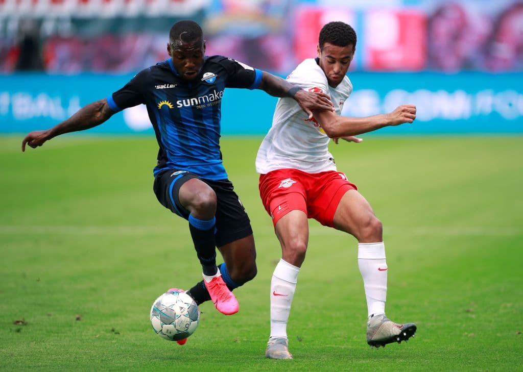 Streli Mamba le gana por velocidad al mediocampista Tyler Adams y consigue crear peligro al filtrarle el balón a su compañero Dennis Srbeny.