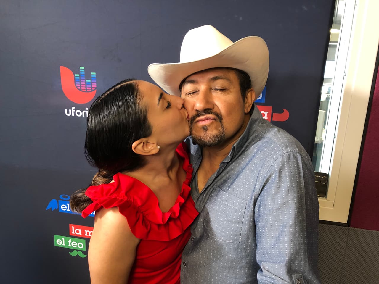 <b>El Feo</b> hasta le dijo a
<b>Mafer</b> que es más linda en persona que por Instagram, por lo que se llevó su beso lleno de ternura.