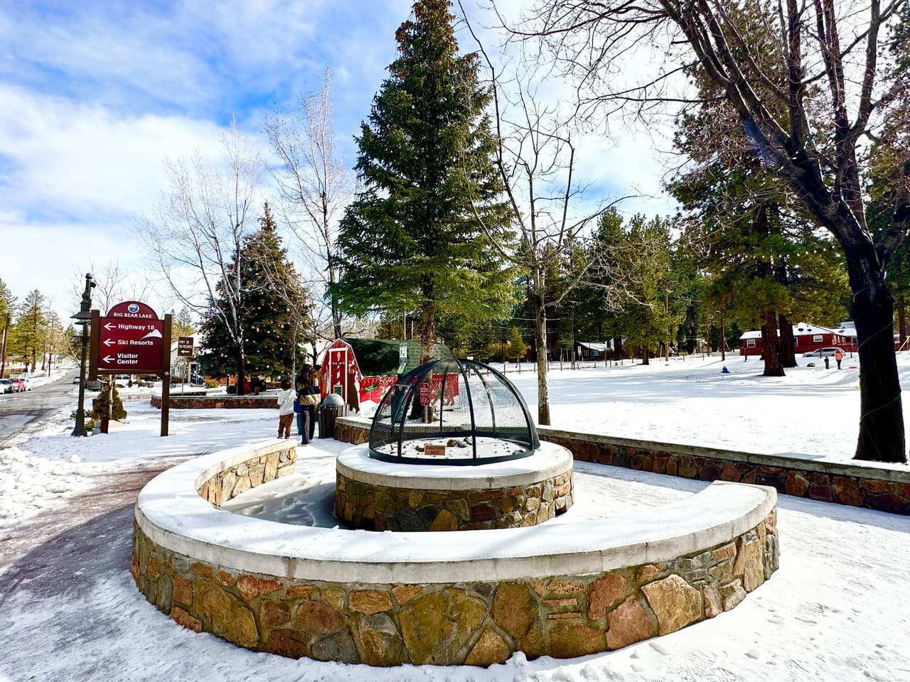 Tómese su tiempo mientras pasa un día relajado recorriendo las calles de Pine Knot Village.
<br>