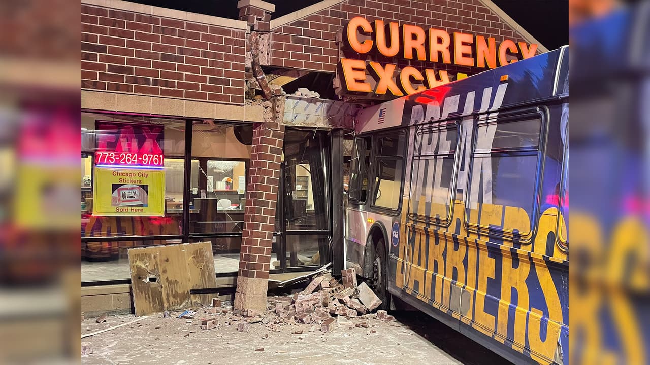 Tras el impacto, la operadora del transporte salió proyectada contra una casa de cambio.