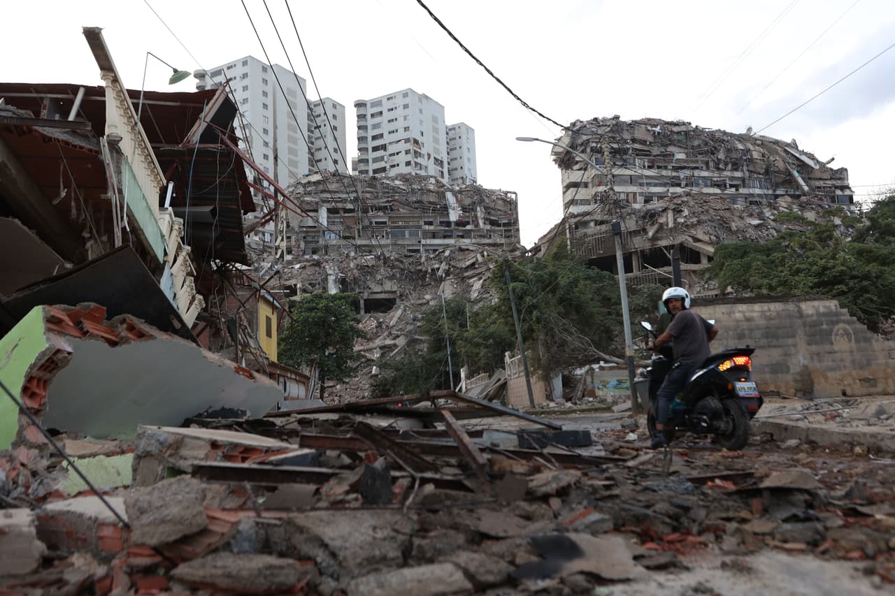 Buildings damaged by an earthquake stand in Catia La Mar, Venezuela, Thursday, June 25, 2026. (AP Photo/Pedro Mattey)