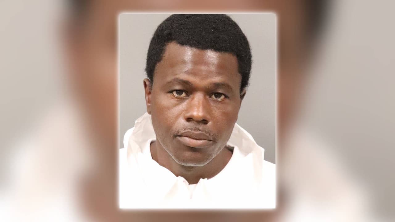 <b>Wesley Brownlee</b> es señalado por las autoridades como el presunto 
<a href="https://www.univision.com/local/sacramento-kuvs/wesley-brownlee-asesino-en-serie-stockton-tres-cargos-asesinato">asesino en serie de Stockton</a>, el cual cobró la vida de al menos seis personas, cinco de ellas de origen hispano, y que dejó una más herida.
<br>
<br>El hombre de 43 años fue detenido cuando se encontraba en busca de una nueva víctima, de acuerdo con las autoridades, quienes no han podido descartar que hubiera algún motivo racial para cometer los homicidios.
<br>
<br>Hasta el momento Brownlee sólo ha podido ser 
<b>acusado de al menos tres de los seis homicidios </b>relacionados, gracias al arma que le fue confiscada al momento de su detención. Pero se espera que la fiscalía aporte pruebas que lo vinculen con el resto de los crímenes.