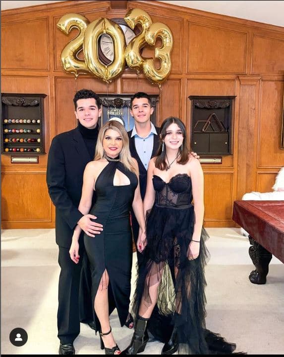 Itatí Cantoral con sus hijos
