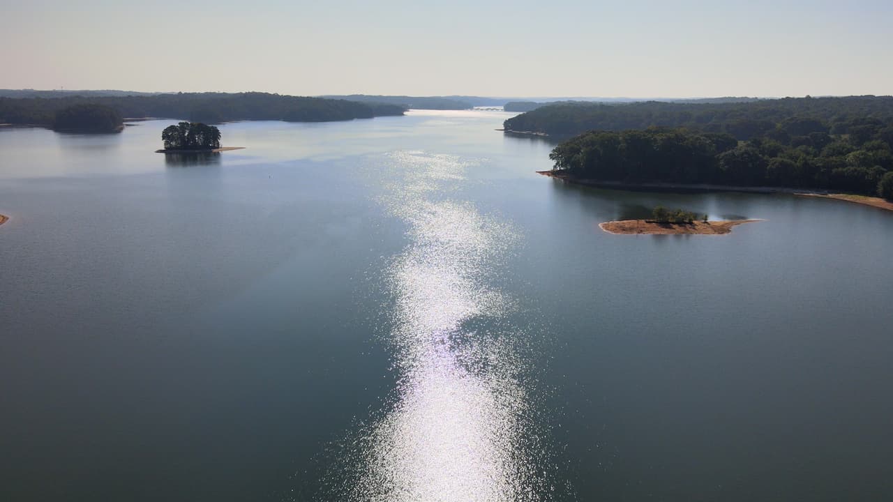 Este cuerpo de agua de 55,590 acres es famoso para la pesca y deportes acuáticos. Se formó tras la construcción de la presa del mismo nombre.