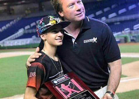 Al pie de las imágenes, el actor de origen cubano escribió: "Estoy muy orgulloso de ti, Christopher. ¡Gracias por darnos un año tan maravilloso! [...]".