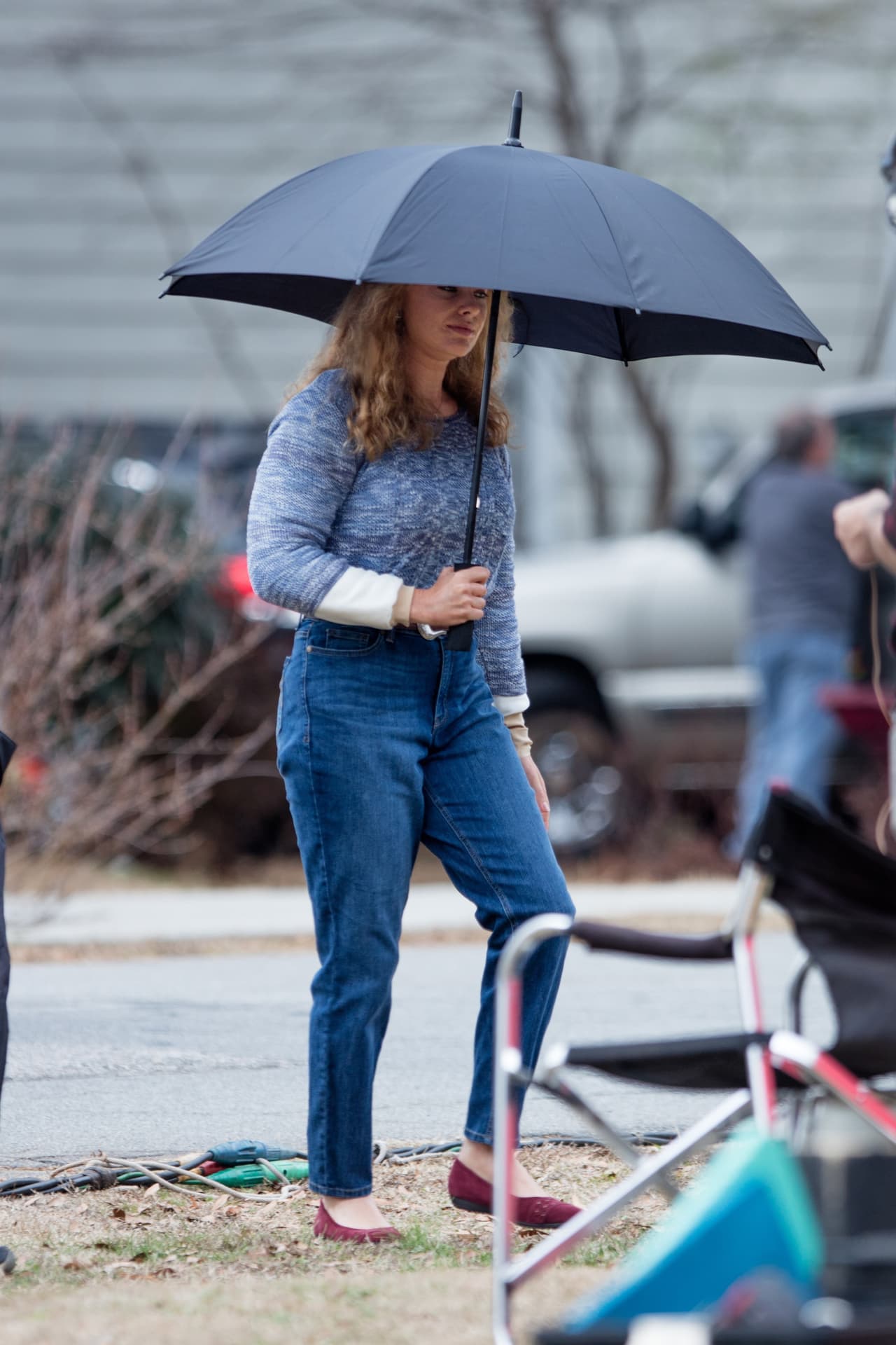 La vemos con un poco de prostéticos para verse más robusta, así como la típica moda de los 90: jeans de mezclilla demasiado grandes y suéter abultado.
