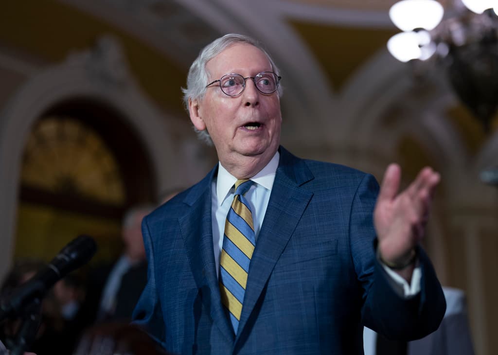 El senador Mitch McConnell es hospitalizado tras una caída en Washington