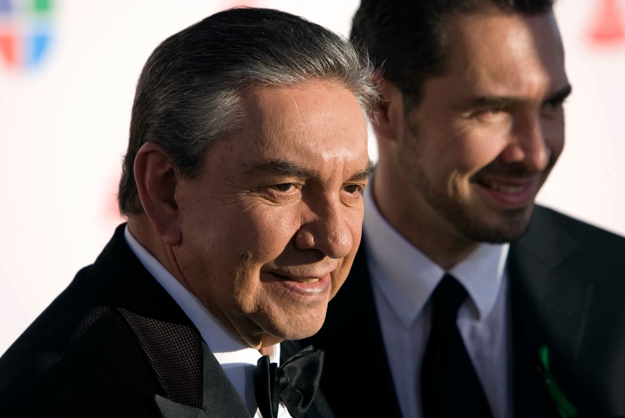 El cantante de clásicos como 'De lo que te has perdido' confesó que sufre
<b> un fuerte dolor </b>en sus articulaciones 
<b>debido a que padece osteoporosis, </b>publicó el diario
<b> <a href="https://www.milenio.com/espectaculos/famosos/marco-antonio-muniz-revela-vive-enfermedad-osteoporosis">Milenio</a></b>,