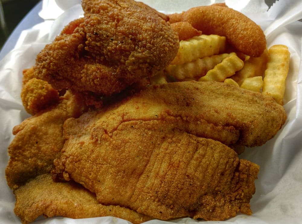 <b>Jack's Seafood & Soul Food Restaurant</b>
<br>Dirección: 1516 New Bern Ave Raleigh, NC 27610
<br>Teléfono: (919) 755-1551
<br>
<b><a href="https://www.yelp.com/map/jacks-seafood-and-soul-food-restaurant-raleigh">Cómo llegar</a></b>
<br>
<br>Se promocionan así: “Nos especializamos en la buena cocina sureña. Somos un restaurante de mariscos y soul food en el centro de Raleigh”.