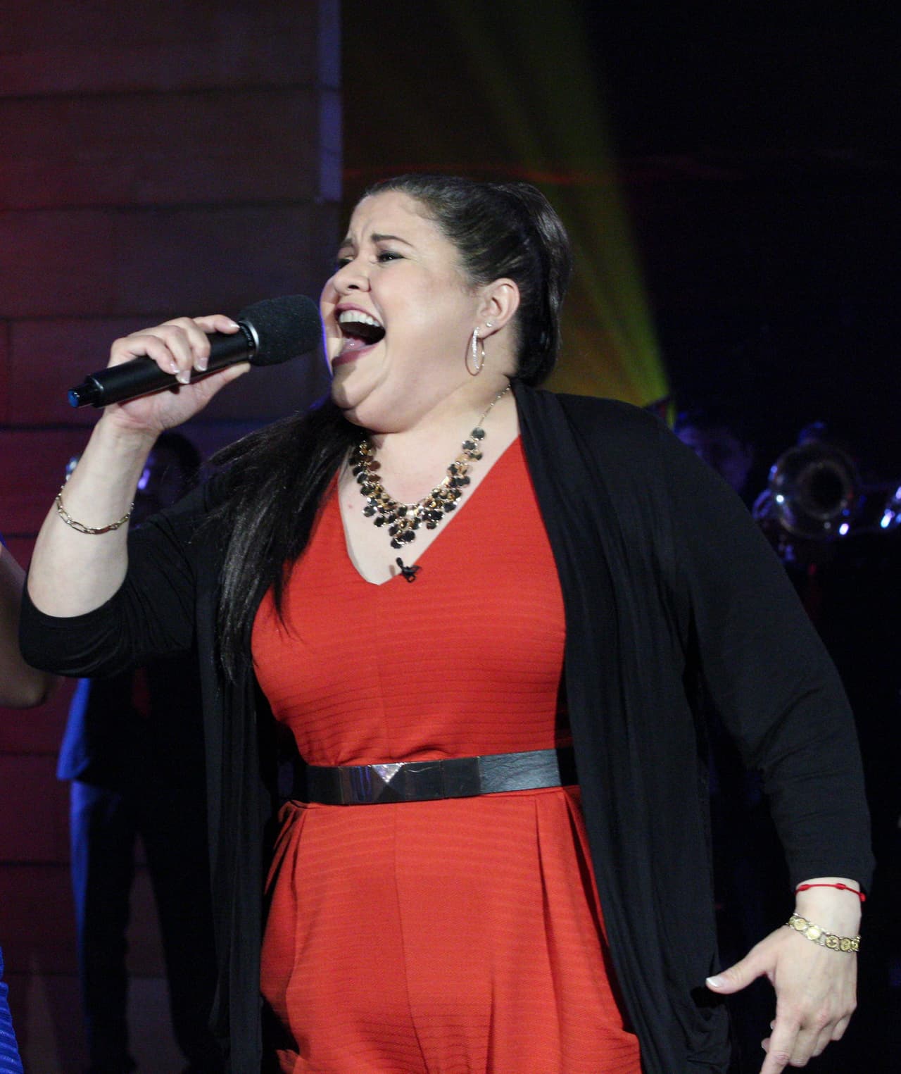 <a href="http://www.univision.com/shows/la-reina-de-la-cancion/olivia-calderon-y-lluvia-vega-le-entraron-con-todo-a-la-musica-de-banda-video" target="_blank">Olivia Calderón y Lluvia Vega le entraron con todo a la música de banda</a>