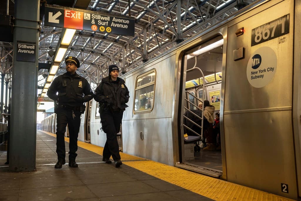 No muchos conocen el dato, pero 
<b>el sistema de rutas del subway de Nueva York</b> incluye 
<b>472 estaciones</b>. Algunas de esas estaciones son enormes, como el caso de Coney Island, que tiene 
<b>múltiples pisos, plataformas y puntos de entrada</b>.