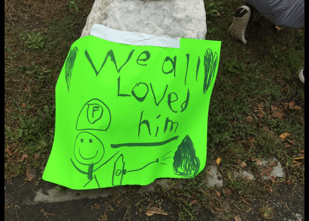 "Todos lo amábamos" se lee en esta pancarta expuesta en Yonkers, condado de Westchester, donde se realizan los actos fúnebres del capitán del FDNY, Michael Fahy.