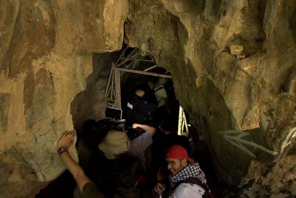 Una caverna de 400 metros de profundidad, se localiza entre cerros.