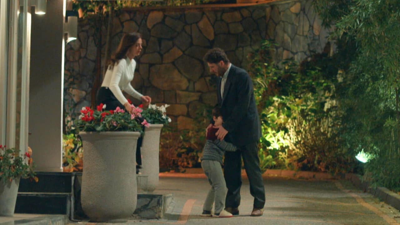 El pequeño Denis corre para alcanzar a su padre, Ozan