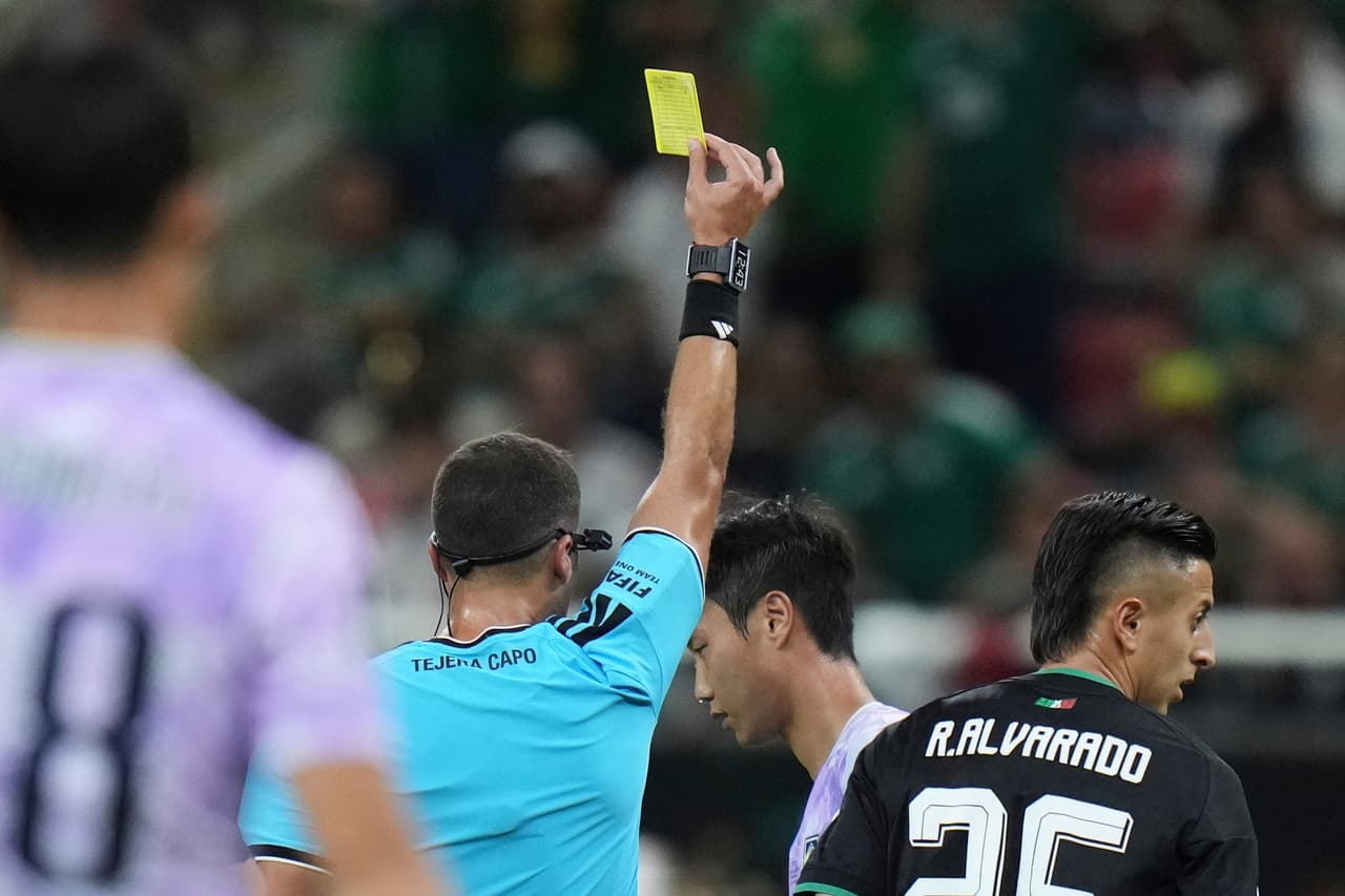 El árbitro uruguayo Gustavo Tejera muestra una tarjeta amarilla al surcoreano Paik Seung-ho (8) durante el partido de fútbol del Grupo A de la Copa del Mundo entre México y Corea del Sur en Zapopan, cerca de Guadalajara, México, el jueves 18 de junio de 2026.