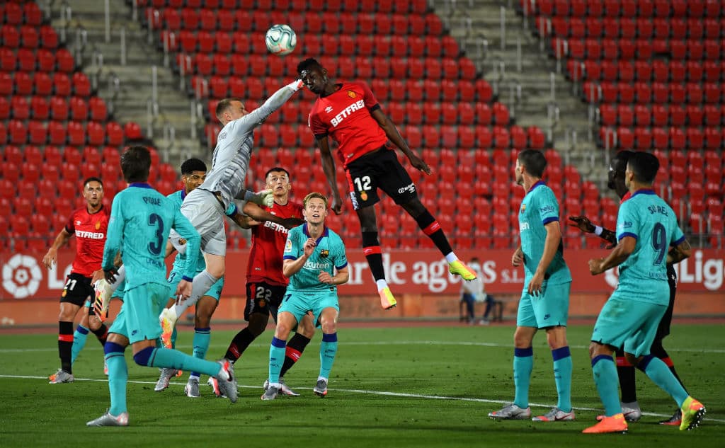 Iddrisu Babav se levita en el aire para pelear el balón con Marc André Ter Stegen.