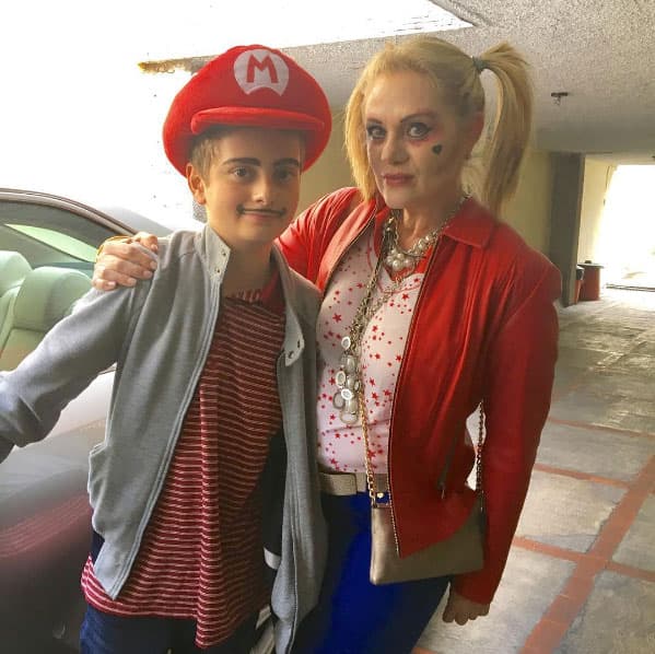Erika Buenfil se transformó en una de las heroínas de moda, Harley Quinn, mientras que su hijo se vistió de un personaje clásico de los video juegos.