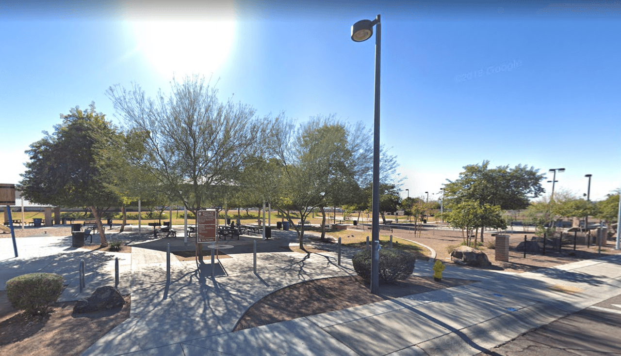 <b>TEMPE:</b> 
<a href="https://www.tempe.gov/government/community-services/parks/city-park-map" target="_blank">Todas las instalaciones de Tempe</a> y los servicios del parque están cerrados hasta nuevo aviso para ayudar a minimizar la propagación del COVID-19. “Salir es importante, especialmente durante este difícil momento de distanciamiento social”, comenta la ciudad en cual dejarán los baños del parque, fuentes de agua, caminos, espacios y senderos abiertos. Visite tempe.gov/coronavirus para obtener información actualizada. (Foto: Esquer Park)
<br>