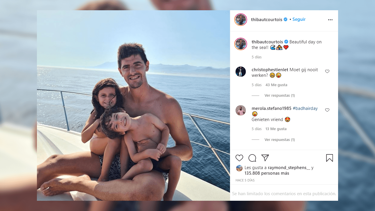 Courtois disfruta de los hijos en un yate