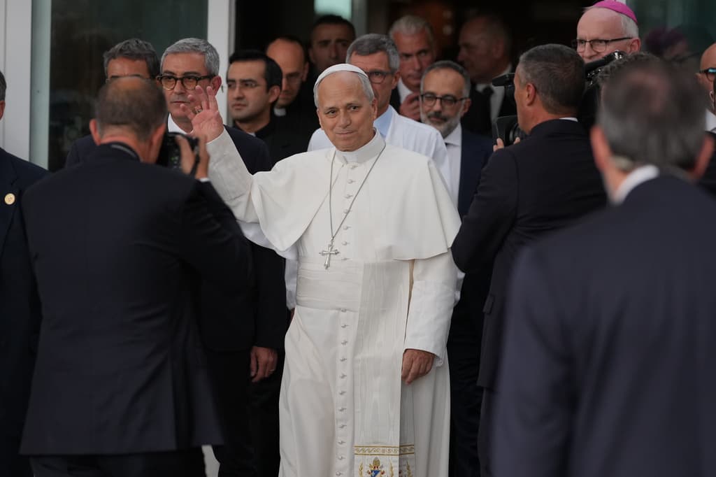 El papa León XIV recibió el alta médica y deja el hospital en Roma 
