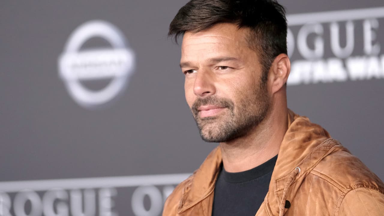 Fans de Ricky Martin se unen en oración por la salud del padre del cantante