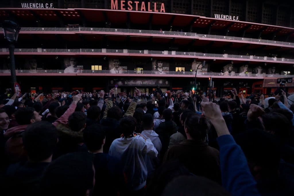 Los aficionados del Valencia se dieron cita en Mestalla para alentar a su equipo, en la vuelta de los 8vos de final de la UCL, pese a que el juego es a puerta cerrada.