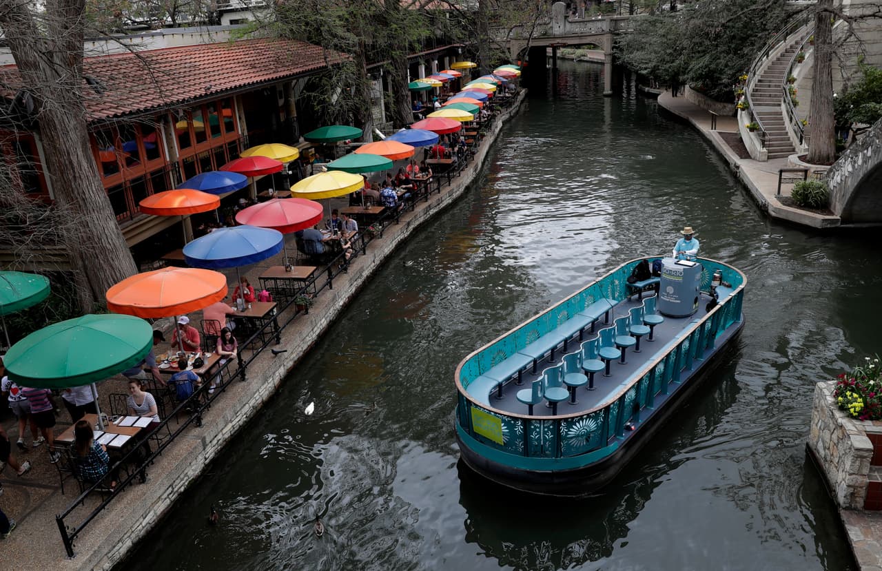 Un bote turístico vació en River Walk, en la ciudad de San Antonio, Texas, el 16 de marzo. El republicano Greg Abbott, gobernador de este estado, elogió la respuesta del gobierno federal al tiempo que tomaba medidas limitadas contra el brote viral.