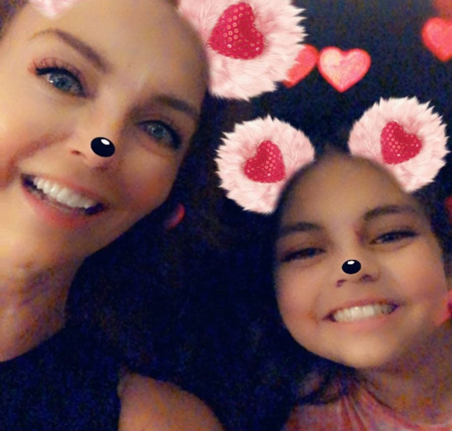 Después de la llegada de su primogénita, sufrió la pérdida de dos bebés más. Uno de ellos a las siete semanas de embarazo, cuando grababa 
<b><a href="https://www.univision.com/noticias/laura-flores-y-fernando-carrillo-llegan-con-siempre-te-amare-a-univision-tlnovelas" target="_blank">Siempre Te Amaré</a></b>, telenovela del año 2000. 
<br>