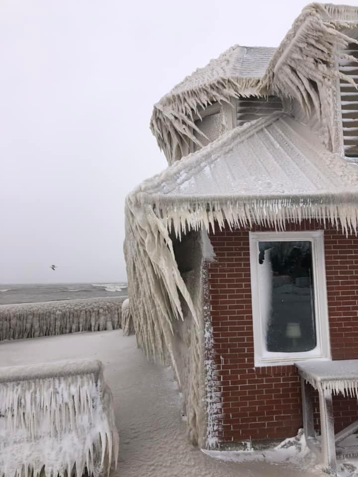 17 víctimas fueron encontrados a la intemperie, 3 personas sufrieron problemas cardíacos, 7 muertes fueron por no tener acceso a calefacción y 3 estaban en un vehículo y una muerte fue por un retraso de EMS, según una publicación de Poloncarz en Twitter publicada este martes.