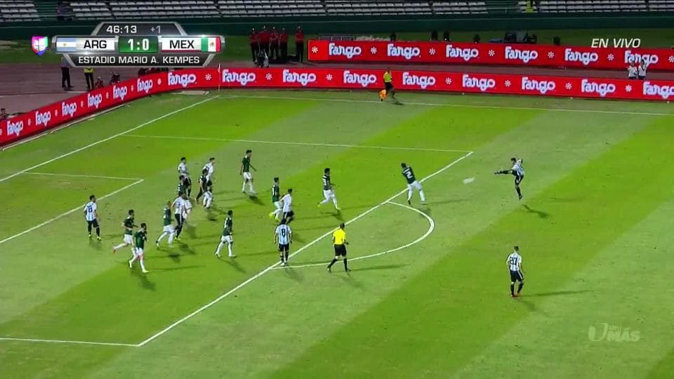 Tiro desviado de Leandro Paredes