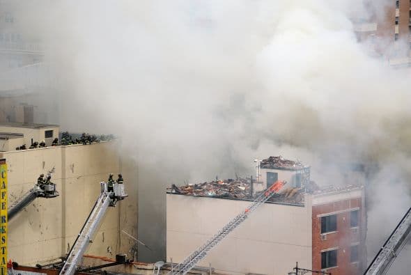 El derrumbe de dos edificios en el barrio de Harlem se debió a una explosión por una fuga de gas y confirmó al menos dos muertos, 18 heridos y varias personas desaparecidas. "La tragedia se originó por una explosión de gas y sabemos que hemos perdido a dos personas y que hay 18 heridos de diversa consideración y varias personas desaparecidas", dijo el alcalde de Nueva York, Bill de Blasio en una conferencia de prensa junto al lugar del siniestro. De Blasio detalló que las autoridades procederán a buscar entre los escombros una vez que los bomberos controlen el incendio, tras explicar que quince minutos antes de la explosión un vecino llamó a la empresa ConEdison para alertar de una fuga de gas