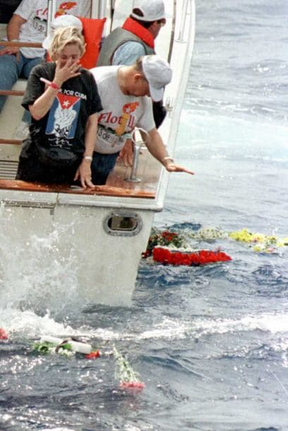 "Mataron a tres ciudadanos estadounidenses en aguas internacionales, a 112 kilómetros de Cayo Hueso (Florida) y no se ha hecho nada. Ese paso se puede dar y lo que necesitamos es juntarnos todos y empujar al Gobierno y a las autoridades a que concluyan (el caso)", apuntó Domínguez. En la foto, la flotilla Democracia lanzando flores en el lugar donde cayeron los aviones.